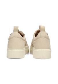 Beige Leder-Sneaker mit strukturiertem Finish, mit erhöhtem Absatz und zwei Zuglaschen auf der Rückseite. Dezente Steppnähte.