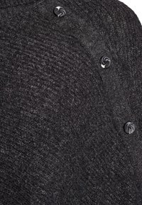 Čierny textured sveter s okrúhlymi gombíkmi na ľavej strane, vyrobený z jemného materiálu s rebrovaným povrchom.