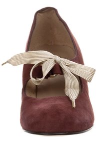 Scarpa con tacco alto in suede color bordeaux, con punta arrotondata, caratterizzata da un nastro beige testurizzato annodato a fiocco sul frontale.