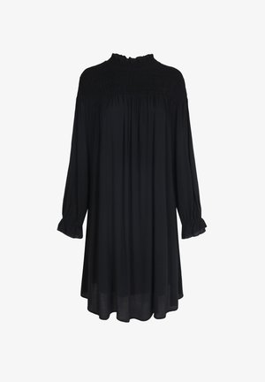 Zwarte jurk met een hoge, smock-nek, lange mouwen en gathered lijfje, met gerafelde manchetten en een vloeiende, losse pasvorm.