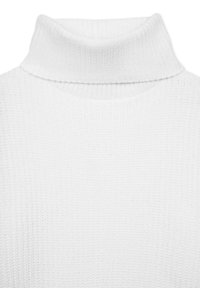 Weißer Strick-Mantel mit einem strukturierten Rippenmuster und hohem Kragen, der einen weichen, warmen Stoff präsentiert.