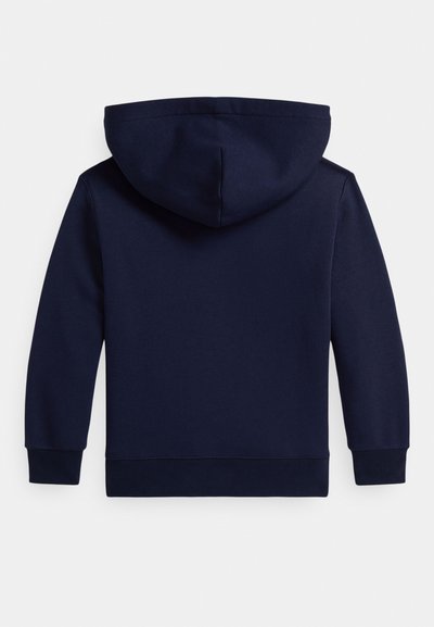 Tumši zils garām piedurknēm džemperis ar kapuci, pieguļošām aprocēm un apakšmalu, attēlots no aizmugures uz baltas fona.