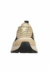 Sneaker in scamosciato beige e mesh con accenti neri, lacci texturizzati e suola imbottita, dotata di una linguetta posteriore per facilitarne l'indossamento.