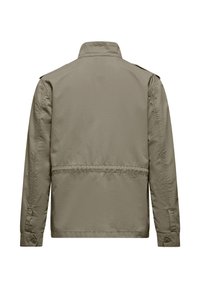 Giacca khaki da uomo, caratterizzata da un design semplice, tessuto leggero, taglio dritto e dettagli con bottoni sui polsini e sulle spalle.