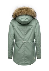 Zielona parka z kapturem podszytym futrem, z talią ściąganą sznurkiem i mankietami zapinanymi na napy. Charakteryzuje się gładką fakturą materiału i dłuższym tyłem.