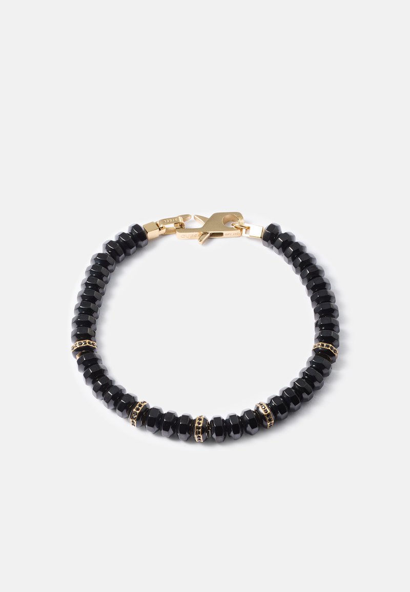 Pulseira de contas pretas com contas hexagonais, intercaladas com detalhes em dourado e um fecho dourado, apresentando um design elegante e texturizado.