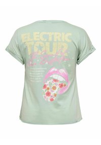Camiseta verde claro con texto "Electric Tour", gráfico de lengua con patrón floral y fechas de la gira por ciudades europeas en la parte trasera.