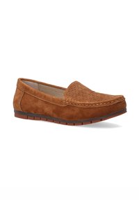 Mocassin marron en daim à enfiler avec des détails cousus et un motif géométrique sur le dessus, doté d'une semelle en caoutchouc flexible.