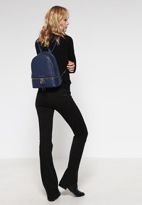 MICHAEL Michael Kors RHEA ZIP BACKPACK - Rygsække - navy