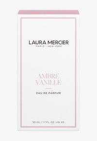 Vit rektangulär låda med rosa accenter, märkt "Ambre Vanille Eau de Parfum" i fet svarta bokstäver, med detaljer om volym och märke.