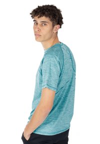 Ljusblå heathered tränings t-shirt med rund halsringning, korta ärmar och platta sömmar. Tyget har en mjuk, andningsbar textur.