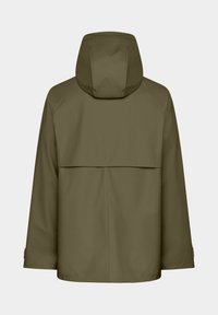 Vattenavvisande jacka i olivgrönt, med huva, raglanärmar och ventilationsklaff baktill. Slät textur med minimalistisk design.