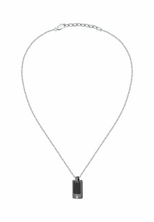 Collier en chaîne en argent avec un pendentif rectangulaire noir à surface texturée et un petit emblème en bas.