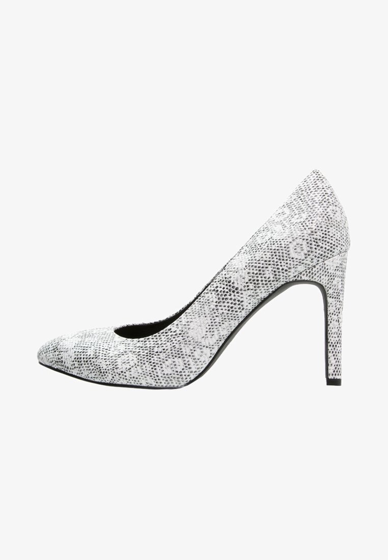 Chaussure à talon haut motif peau de serpent blanc et gris, avec bout pointu et talon fin, vue de côté sur fond blanc.