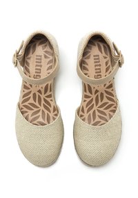 Zapatos de tela tejidos en color beige, con punta redondeada y correa en el tobillo. Plantilla texturizada con un patrón de hojas. Diseño ligero y tacón plano.
