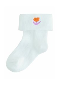 Hvid babysok med foldet kant og en lille broderet orange og lilla blomst på kanten.