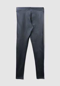 Czarne legginsy wykonane z gładkiego, elastycznego materiału. Posiadają wysoki pas i dopasowany krój, odpowiednie do różnych aktywności.