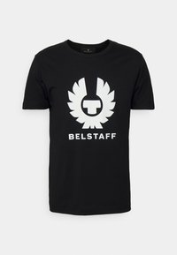 Svart bomullströja med en stor vit vingad logotyp och texten "BELSTAFF" under. Korte ärmar och klassisk rundhalsdesign.
