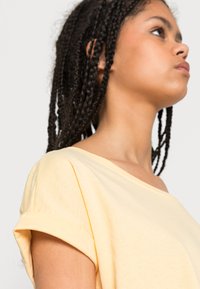 VILA VIDREAMERS NEW NOOS - T-shirt básica - golden haze