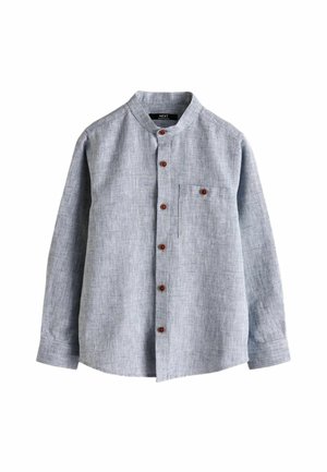 Chemise gris clair à manches longues avec col mandarin, boutons marron à l'avant et une poche poitrine avec un bouton marron.