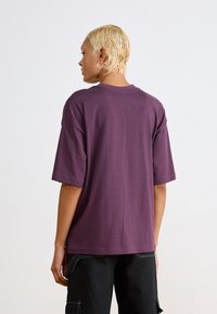 New Balance OVERSIZED FLOWER - T-shirts med print - plum brown