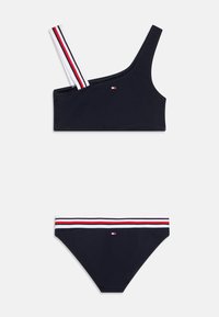 Haut de bain marine avec une bretelle asymétrique sur une épaule ; la bretelle blanche présente des rayures rouge et bleu. Bas de bikini assorti avec une taille rayée.