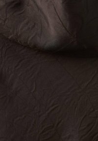 Tejido de color marrón oscuro, ligeramente texturizado con apariencia arrugada, que presenta un brillo sutil y una mezcla sintética, ideal para ropa o tapicería.
