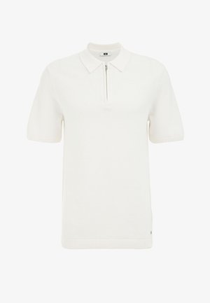 Valge lühikeste varrukate ja kaelusega polo särk, millel on pool tõmblukk. Valmistatud tekstureeritud kangast, millel on soonikust varrukaotsad ja hem.