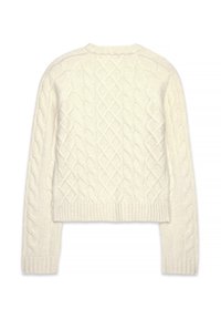 Krems krāsu kabelvijas džemperis ar īsu dizainu, apvienojot sarežģītus dimanta un vērpes rakstus, kā arī ribotas piedurknes un apakšmalu.