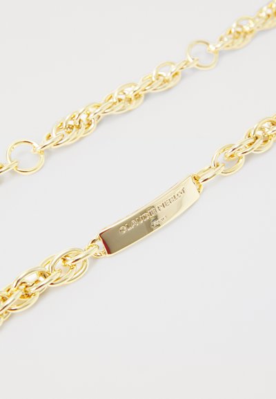 Halskette aus Gold mit ineinander verschlungenen ovalen und runden Gliedern. Die zentrale Platte ist mit "CLAUDIE PIERLOT PARIS" graviert. Glatte, polierte Oberfläche.