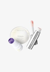 KIKO Milano Snow-Kissed Holiday handkräm i en rund vit burk, tillsammans med en lila och vit stick och en silverfärgad tub med en rosa applicator.