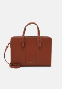 Sac à main en simili cuir marron avec deux anses courtes, une bandoulière réglable et des détails de surpiqûres contrastantes. Logo en relief à l'avant.