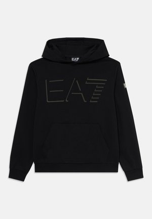 Schwarzer Kapuzenpullover mit großen olivgrünen EA7-Logo, Vordertasche und Kordelzugkapuze. Weiches Material mit gerippten Bündchen und Saum.