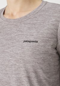Patagonia DAILY GRAPHIC WATERS - Top dugih rukava - feather grey
