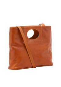 Borsa tote in pelle marrone con una texture liscia, manici a taglio rotondo e una tracolla. Gli accenti cuciti valorizzano il design.