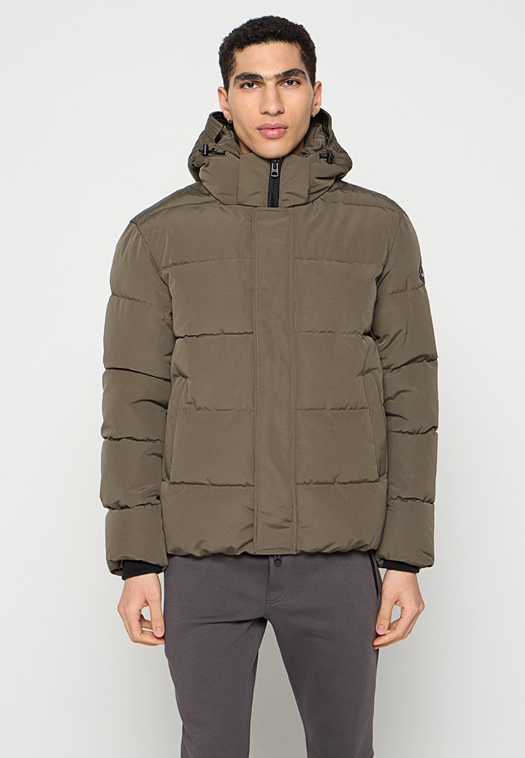 Puffjacke in olivgrün, mit hohem Kragen, Reißverschluss und einer gesteppten Optik mit horizontalen Linien. Strukturiertes Material mit Taschen.