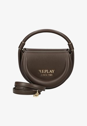 Ciemnobrązowa torba w kształcie półksiężyca z uchwytem u góry, odpinanym paskiem na ramię oraz złotym logo "REPLAY SINCE 1981" na przedniej klapie.