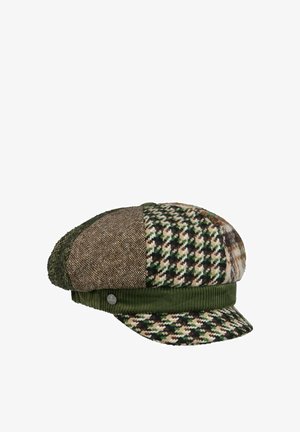Patchwork-Flachkappe mit verschiedenen grün-, braun- und beigefarbenen Hahnentritt- und Tweedmustern, mit einem grünen Kord-Band und kleinem Metallschild mit Markenlogo.