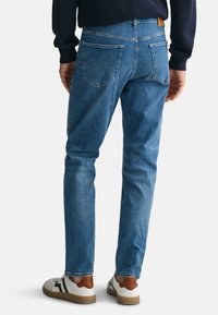 GANT EXTRA ACTIVE RECOVER - Jeans straight leg - mid blue broken in