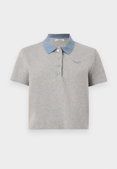 Γκρι κοντομάνικο πόλο με ανοιχτό μπλε γιακά, τέσσερα λευκά κουμπιά και μικρό μπλε κεντημένο λογότυπο στο αριστερό στήθος.