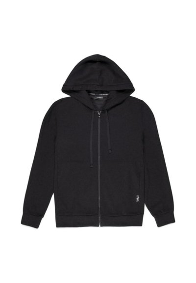 Felpa nera con zip, cappuccio con cordino, maniche lunghe e tasche laterali. La texture del tessuto appare morbida e liscia. Presenta un piccolo logo dettagliato sul bordo.