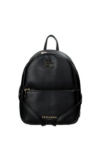 Zaino in pelle nera con design arrotondato, superficie texturizzata, tasca frontale con zip e logo impresso in oro nella parte inferiore.