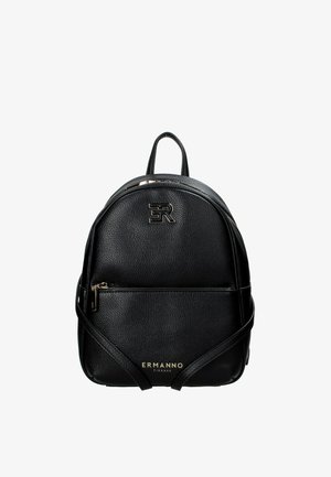 Zaino in pelle nera con design arrotondato, superficie texturizzata, tasca frontale con zip e logo impresso in oro nella parte inferiore.