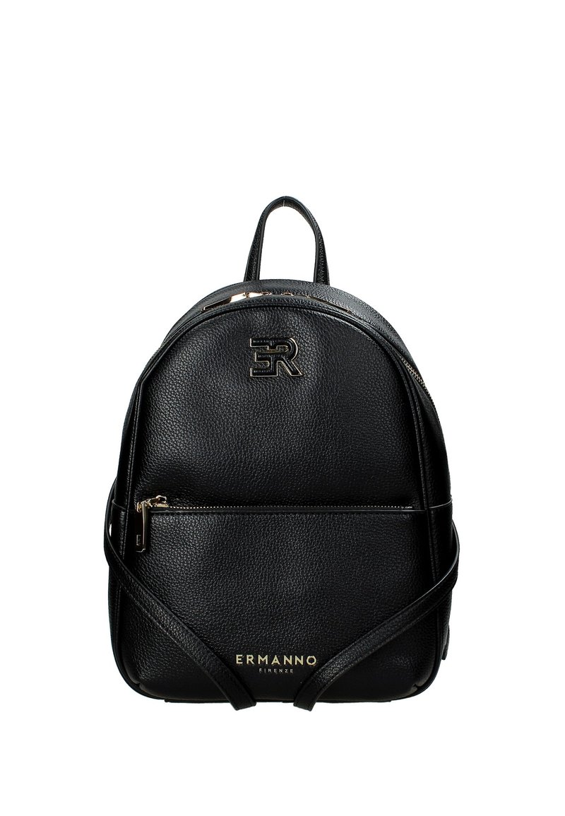 Zaino in pelle nera con design arrotondato, superficie texturizzata, tasca frontale con zip e logo impresso in oro nella parte inferiore.