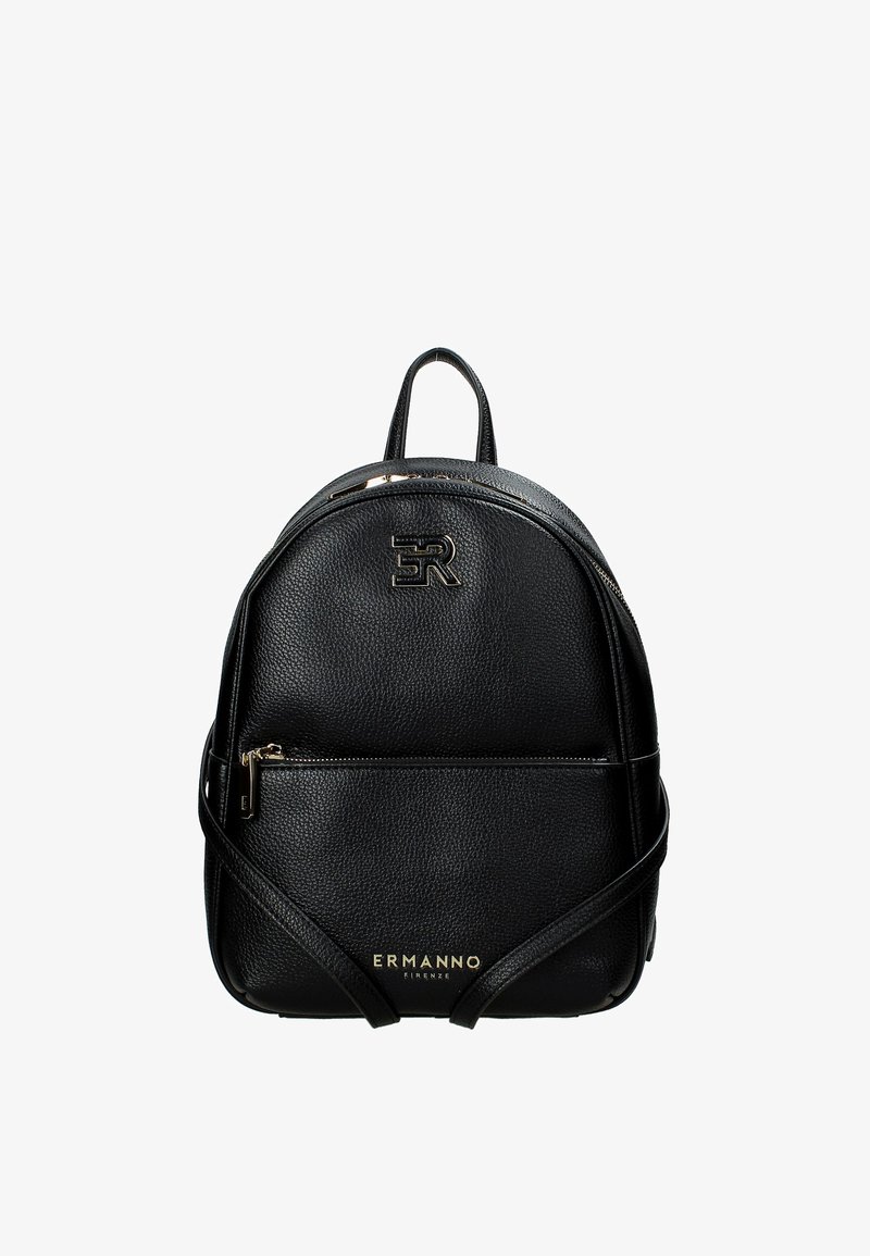 Zaino in pelle nera con design arrotondato, superficie texturizzata, tasca frontale con zip e logo impresso in oro nella parte inferiore.