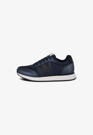 Zapatillas deportivas en color navy, fabricadas con materiales de cuero y malla, con un diseño de cordones y un logotipo negro prominente. Suela de goma blanca con un dibujo texturizado.