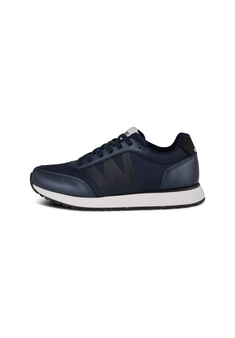 Zapatillas deportivas en color navy, fabricadas con materiales de cuero y malla, con un diseño de cordones y un logotipo negro prominente. Suela de goma blanca con un dibujo texturizado.
