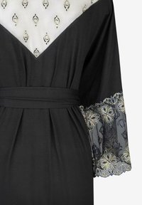 Czarna szata z dekoltem w kształcie litery V, przezroczysty biały wstawka z złotym haftem oraz rękawy z koronkowymi akcentami. W komplecie pasujący pasek.