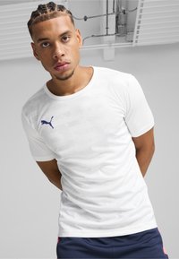 Puma INDIVIDUALRISE GRAPHIC - Tricou cu imprimeu - white