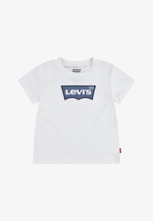 T-shirt branca de algodão com decote redondo e mangas curtas, apresentando um logo da Levi's bordado em azul escuro na área do peito.